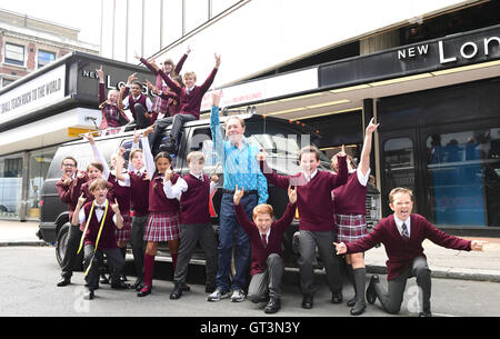 Andrew Lloyd Webber und die Besetzung von School Of Rock außerhalb New London Theatre, London, für den Start des neuen Musicals. Stockfoto