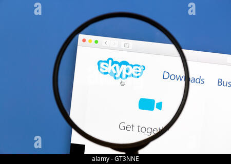 Skype-Webseite unter der Lupe Stockfoto