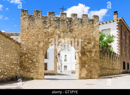 Die Puerta del Agua, das Eingangstor zur Stadt von Ucles, Spanien Stockfoto