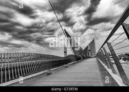 Twin Segel anheben Brücke über den Hafen von Poole in Poole, Dorset UK im September - Monochrom hdr-Effekt Stockfoto