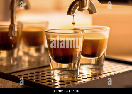 Ein Schuss von Gießen in zwei Espresso-Tassen Kaffee Stockfoto