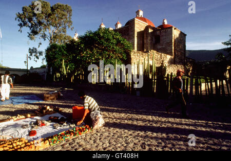 Verkauf von Kunsthandwerk in der Nähe der Kirche San Pablo, Mitla, Oaxaca, Mexiko. Die Kirche San Pablo (St. Paul), erbaut von den Spaniern im 16. Jahrhundert auf den Ruinen von Mitla. Stockfoto