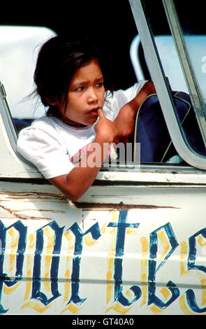 Porträt eines Mädchens in das Fenster eines Busses zwischen Oaxaca-Stadt und Ayutla, Mexiko Stockfoto