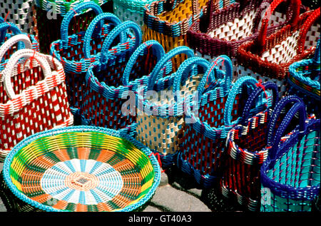 Stapel von bunte handgemachte geflochtenen Körben auf dem Display an einen mexikanischen Markt in der Zocalo von Oaxaca, Mexiko. Stockfoto