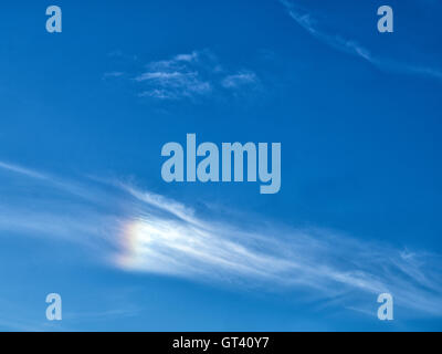 blauer Himmel mit ungewöhnlichen Wolken Stockfoto