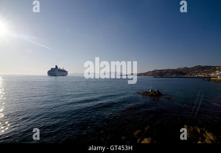 Thomson Majestät Schiff dockt an Klein-Venedig, Mykonos-Stadt auf der Insel Mykonos, Griechenland Stockfoto