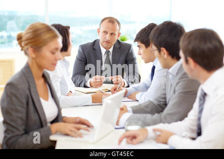 Business-Meeting am Konferenztisch Stockfoto