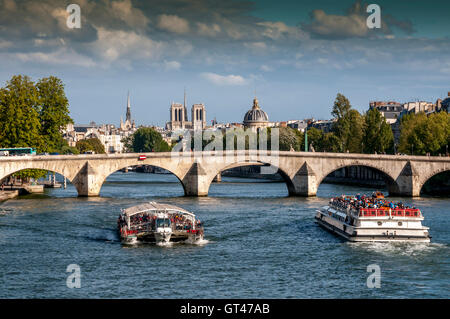 Riverboat unter le Pont Royal. Paris. Frankreich. Europa. Stockfoto