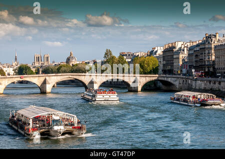 Riverboat unter le Pont Royal. Paris. Frankreich. Europa. Stockfoto