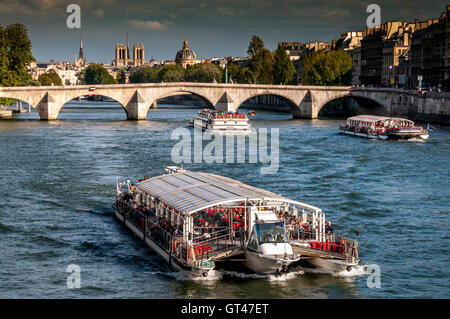 Riverboat unter le Pont Royal. Paris. Frankreich. Europa. Stockfoto