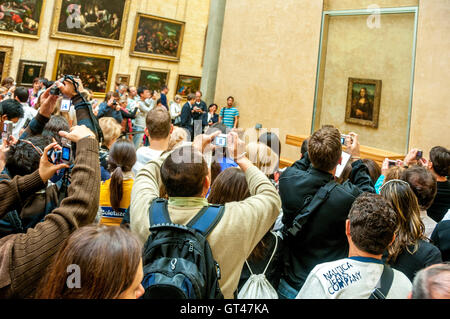 Paris (75) 1e ARR Menschenmenge die Bilder von der Mona Lisa, Louvre Museum. Frankreich Stockfoto