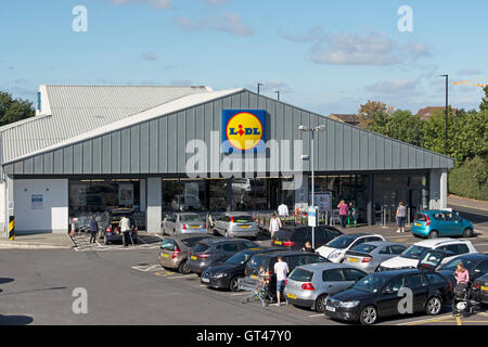 Parkplatz und außen einen Lidl-Supermarkt in Feltham, Middlesex, england Stockfoto