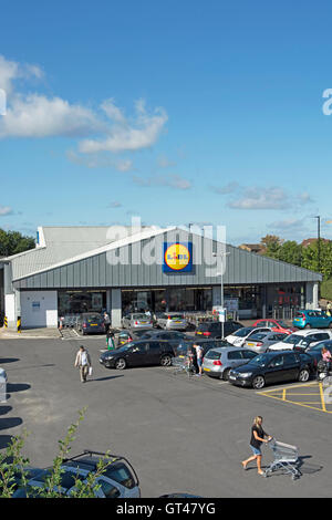 Parkplatz und außen einen Lidl-Supermarkt in Feltham, Middlesex, england Stockfoto