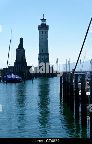 Der bayerische Löwe und der neue Leuchtturm, erbaut im Jahre 1856 in Lindau am Bodensee, Bodensee, Schwaben, Bayern, Deutschland, Europa Stockfoto