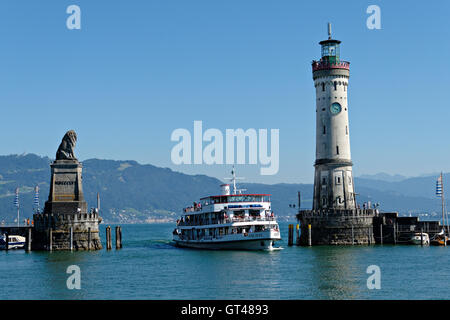 Fähre Boot der bayerische Löwe und der neue Leuchtturm, erbaut im Jahre 1856 in Lindau am Bodensee, Bodensee, Schwaben, Bayern, Stockfoto