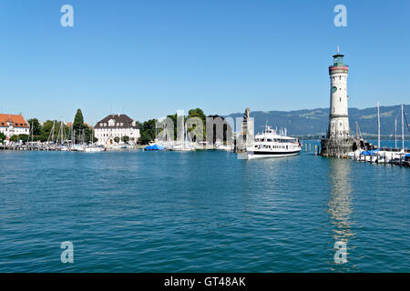 Fähr-Boot der bayerische Löwe und der neue Leuchtturm, erbaut im Jahre 1856 in Lindau am Bodensee, Bodensee, Schwaben, Bayern Stockfoto