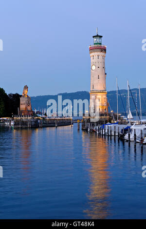 Der bayerische Löwe und der neue Leuchtturm, erbaut im Jahre 1856 in Lindau am Bodensee, Bodensee, Schwaben, Bayern, Deutschland, Europa Stockfoto