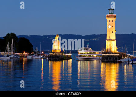 Der bayerische Löwe und der neue Leuchtturm, erbaut im Jahre 1856 in Lindau am Bodensee, Bodensee, Schwaben, Bayern, Deutschland, Europa Stockfoto