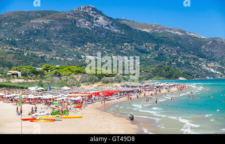 Zakynthos, Griechenland - 15. August 2016: Touristen ruht auf Banana Beach. Eines der beliebtesten Resorts der griechischen Insel Zakynthos. Stockfoto