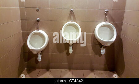 Urinale in der öffentlichen Toilette für Männer Stockfoto