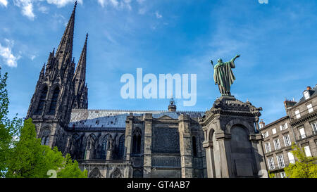 Statue von Urbain II, Cathedrale Notre-Dame-de-l ' Assomption, Kathedrale von Clermont-Ferrand, Puy de Dome, Auvergne, Frankreich Stockfoto