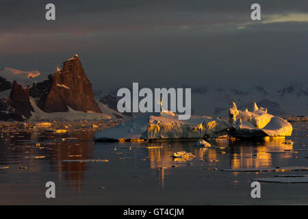 Magisches Licht bei Sonnenuntergang auf einem Eisberg in der Antarktis Stockfoto
