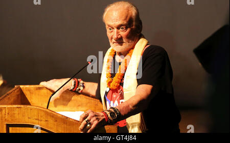 Kathmandu, Nepal. 8. Sep, 2016. Apollo 11 Astronaut Buzz Aldrin, spricht während einer Präsentation in Kathmandu, Hauptstadt von Nepal, am 8. September 2016. Aldrin war auf einer fünftägigen Reise nach Nepal für verschiedene Präsentationen und interaktive Programme. Bildnachweis: Sunil Sharma/Xinhua/Alamy Live-Nachrichten Stockfoto