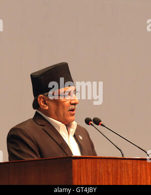 Kathmandu, Nepal. 8. Sep, 2016. Nepalesischen Premierminister Pushpa Kamal Dahal befasst sich das Parlament in Kathmandu, Hauptstadt von Nepal, am 8. September 2016. Nepalesischen Premierminister Pushpa Kamal Dahal, sagte am Donnerstag, dass seine Regierung die trilaterale Zusammenarbeit zwischen China, Nepal und Indien fördern wird. © Sunil Sharma/Xinhua/Alamy Live-Nachrichten Stockfoto