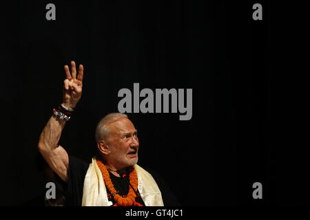 Kathmandu, Nepal. 8. Sep, 2016. Ehemaliger US-amerikanischer Astronaut und einer der ersten Menschen zu Fuß auf den Mond, Buzz Aldrin, Gesten, als er während eines Programms spricht '' Begegnung mit Astronaut Dr.Buzz Aldrin in Nepal Academy in Kathmandu, Nepal auf Donnerstag, 8. September 2016. Hunderte von Menschen besuchte, Geschichten über seine Erfahrungen zum Mond mit Mission Kommandant Neil Armstrong während der Apollo 11-Mission im Jahr 1969 zu hören. Bildnachweis: Skanda Gautam/ZUMA Draht/Alamy Live-Nachrichten Stockfoto