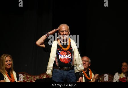 Kathmandu, Nepal. 8. Sep, 2016. Ehemaliger NASA-Astronaut und einer der ersten Menschen zu Fuß auf den Mond, Buzz Aldrin, Gesten, während ein Programm '' Begegnung mit Astronaut Dr.Buzz Aldrin in Nepal Academy in Kathmandu, Nepal auf Donnerstag, 8. September 2016. Hunderte von Menschen besuchte, Geschichten über seine Erfahrungen zum Mond mit Mission Kommandant Neil Armstrong während der Apollo 11-Mission im Jahr 1969 zu hören. Bildnachweis: Skanda Gautam/ZUMA Draht/Alamy Live-Nachrichten Stockfoto