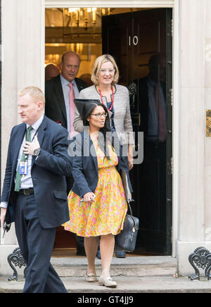 London, UK. 8. September 2016. Priti Patel, internationaler Entwicklung Sekretär (vorne im gelben Kleid) Amber Rudd, Innenminister (Mitte in Gläsern) und Chris Grayling, Verkehrsminister (hinten) lassen 10 Downing Street nach einem Schrank Ausschusssitzung nach der EU-Präsident besucht Großbritannien Premierminister Kredit: Ian Davidson/Alamy Live News Stockfoto