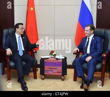 (160908)--VIENTIANE, 8. September 2016 (Xinhua)--chinesischen Premier Li Keqiang (L) trifft sich mit russischen Premierminister Dmitry Medvedev in Vientiane, Laos, 8. September 2016. (Xinhua/Gao Jie) (Wyl) Stockfoto