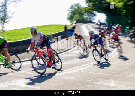 Bath, Großbritannien, 8. September 2016. Fahrer bei der Tour of Britain Rennen teilnahmen sind 4 km vor dem Ziel der Stufe 5 abgebildet, wie sie ihren Abfall in die Stadt Bath beginnen. 5. Etappe sah der Fahrer Rennen von Aberdare in Wales zum Bad durch Südwales und Gloucestershire überquert zu haben. Bildnachweis: Lynchpics/Alamy Live-Nachrichten Stockfoto