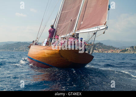 Imperia, Italien. September 2016. Die 1963 Yacht Capricia segelt vor Imperia. Vele d'Epoca ist ein Vintage-Yacht-Wettbewerb, der alle zwei Jahre in Imperia stattfindet. Stockfoto