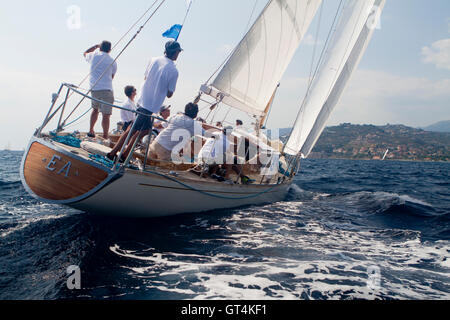 Imperia, Italien. 8. September 2016. Die Yacht EA Segeln vor Imperia. während Vele d ' Epoca ein Oldtimer Yacht-Wettbewerb findet alle zwei Jahre in Imperia. Stockfoto