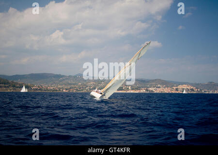 Imperia, Italien. 8. September 2016. Yacht segeln vor Imperia.  Vele d ' Epoca ist ein Oldtimer Yacht-Wettbewerb findet alle zwei Jahre in Imperia. Stockfoto