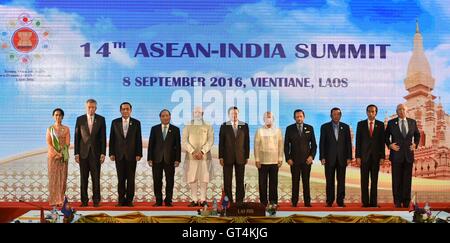 Asiatische Führer stehen für ein Gruppenfoto während der ASEAN-Indien-Gipfel im National Convention Center 8. September 2016 in Vientiane, Laos. Führer von links nach rechts: Myanmar Foreign Minister Aung San Suu Kyi, Singapur Premierminister Lee Hsien Loong, Thailand Premierminister Prayuth Chan-Ocha, Vietnam Premierminister Nguyen Xuan Phuc, indische Premierminister Narendra Modi, Laos Premierminister Thongloun Sisoulith, Brunei Ministerpräsident Sultan Hassanal Bolkiah, Kambodscha Premierminister Hun Sen, Indonesiens Präsident Joko Widodo, und Malaysia Premierminister Najib Razak. Stockfoto