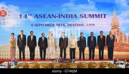 Asiatische Führer stehen für ein Gruppenfoto während der ASEAN-Indien-Gipfel im National Convention Center 8. September 2016 in Vientiane, Laos. Führer von links nach rechts: Myanmar Foreign Minister Aung San Suu Kyi, Singapur Premierminister Lee Hsien Loong, Thailand Premierminister Prayuth Chan-Ocha, Vietnam Premierminister Nguyen Xuan Phuc, indische Premierminister Narendra Modi, Laos Premierminister Thongloun Sisoulith, Brunei Ministerpräsident Sultan Hassanal Bolkiah, Kambodscha Premierminister Hun Sen, Indonesiens Präsident Joko Widodo, und Malaysia Premierminister Najib Razak. Stockfoto