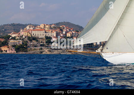 Imperia, Italien. 8. September 2016. Die Stadt Imperia gesehen hinter den Stamm einer Segelyacht. Vele d ' Epoca ist ein Oldtimer Yacht-Wettbewerb findet alle zwei Jahre in Imperia. Stockfoto