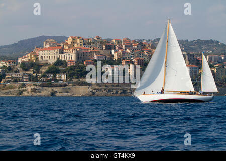 Imperia, Italien. 8. September 2016. Yacht segeln vor Imperia. Vele d ' Epoca ist ein Oldtimer Yacht-Wettbewerb findet alle zwei Jahre in Imperia. Stockfoto