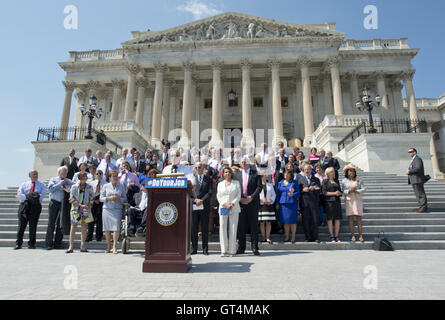 Washington DC, USA. 8. September 2016. Demokratischen Mitglieder des United States House Of Representatives und US-Senat versammeln sich auf den Osten Stufen des US-Capitol Aufruf über die republikanische Führung in beiden gesetzgebenden Körperschaften um Abstimmungen über Mittel zur Bekämpfung des Zika Virus, um Menschen auf Bundesebene zu verbieten '' kein Fly''-Liste vom Kauf Waffen planen und Bestätigung Anhörungen Wirtschaftsprüfun Justice des Supreme Court in Washington führen , DC am Donnerstag, den 8. September 2016..Credit: Ron Credit: ZUMA Press, Inc./Alamy Live News Stockfoto