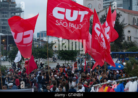 Sao Paulo, Brasilien. 8. September 2016. Sao Paulo, Brasilien. 8Protest gegen brasilianische Präsident MICHEL TEMER, in Sao Paulo, Brasilien, spät am Donnerstag, 08. Demonstranten marschierten auf der Faria Lima Avenue und in der Nähe der Residenz von Präsident TEMER waren. Bildnachweis: Paulo Lopes/ZUMA Draht/Alamy Live-Nachrichten Stockfoto