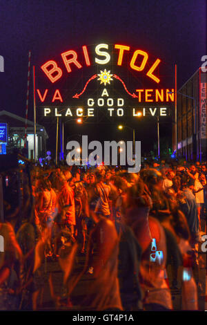 Bristol, Virginia/Tennessee, USA. 8. September 2016. Tausende von Virginia Tech und University of Tennessee Fans beobachten von State Street in Bristol Virginia/Tennessee, wie die Bristol-Zeichen in Schulefarben vor der Schlacht von Bristol Fußballspiel geplant für Samstag September beleuchtet werden 10,2016 auf dem Bristol Motor Speedway. Veranstalter erwarten mehr als 160.000 Fans Samstagabend Spiel teilnehmen. Stockfoto