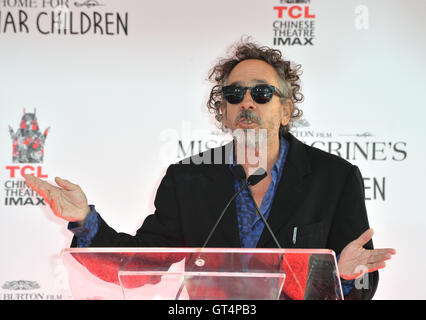 Los Angeles, USA. 08. Sep, 2016. LOS ANGELES, CA. 8. September 2016: Regisseur Tim Burton in TCL Chinese Theatre, Hollywood, wo er seine Hand- und Fußabdrücke in Zement auf dem Vorplatz des Theaters gesetzt hatte. Bildnachweis: Sarah Stewart/Alamy Live-Nachrichten Stockfoto