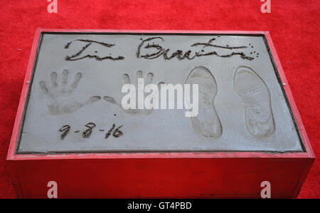 Los Angeles, USA. 08. Sep, 2016. LOS ANGELES, CA. 8. September 2016: Regisseur Tim Burton Hand & Fußspuren am TCL Chinese Theatre in Hollywood. Bildnachweis: Sarah Stewart/Alamy Live-Nachrichten Stockfoto