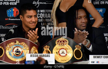 Beverly Hills ca. 8. Sep, 2016. (L-R) Champion Jessie Vargas und seinem Trainer Dewey Cooper auf einer LA-Pressekonferenz auf der Manny Pacquiao kämpfen Donnerstag. Die beiden werden am 5. November im Thomas & Mac in Las Vegas NV kämpfen. Foto von gen BlevinsLA täglich NewsZumaPress Credit: gen Blevins/ZUMA Draht/Alamy Live News Stockfoto