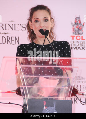 Hollywood, CA, USA. 8. Sep, 2016. 8. September 2016 - Hollywood, Kalifornien. Winona Ryder. Tim Zeremonie Burton Hand und Fußabdruck in TCL Chinese Theatre. Bildnachweis: Birdie Thompson/AdMedia Credit: Birdie Thompson/AdMedia/ZUMA Draht/Alamy Live-Nachrichten Stockfoto