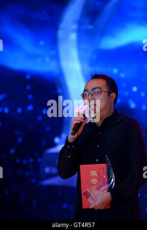 Peking, China. 8. Sep, 2016. Gewinner des chinesischen Science Fiction Galaxy Award er Xi spricht auf der Preisverleihung in Peking, Hauptstadt von China, 8. September 2016. Die Preisverleihung des 27. Science Fiction Galaxy Award wurde in Beihang University Donnerstag statt. Hosted by China Association für Wissenschaft und Technik, wird eine Reihe von Veranstaltungen auf Science-Fiction im September in Peking stattfinden. © Li Yibo/Xinhua/Alamy Live-Nachrichten Stockfoto
