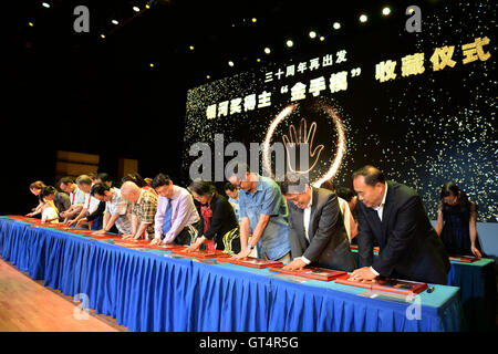 Peking, China. 8. Sep, 2016. Bisherige Preisträger des chinesischen Science Fiction Galaxy Award machen Fingerabdrücke auf der diesjährigen Preisverleihung in Peking, Hauptstadt von China, 8. September 2016. Die Preisverleihung des 27. Science Fiction Galaxy Award wurde in Beihang University Donnerstag statt. Hosted by China Association für Wissenschaft und Technik, wird eine Reihe von Veranstaltungen auf Science-Fiction im September in Peking stattfinden. © Li Yibo/Xinhua/Alamy Live-Nachrichten Stockfoto