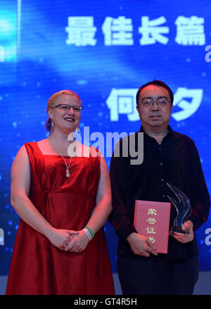 Peking, China. 8. Sep, 2016. Vorsitzende des 75. World Science Fiction Convention Crystal Huff (L) vergibt die Gewinner des chinesischen Science Fiction Galaxy Award er Xi auf der Preisverleihung in Peking, Hauptstadt von China, 8. September 2016. Die Preisverleihung des 27. Science Fiction Galaxy Award wurde in Beihang University Donnerstag statt. Hosted by China Association für Wissenschaft und Technik, wird eine Reihe von Veranstaltungen auf Science-Fiction im September in Peking stattfinden. © Li Yibo/Xinhua/Alamy Live-Nachrichten Stockfoto